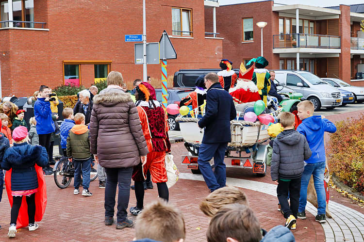 Aankomst van de Sint en zijn Zwarte Pieten in Waarder_015